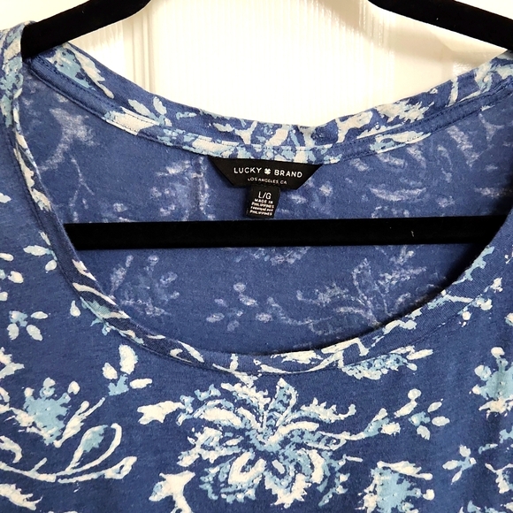 Lucky Brand blue floral flutter sleeve t-shirt Size: L - Picture 2 of 6